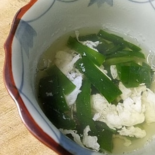 白だしと醤油で作るニラ玉スープ